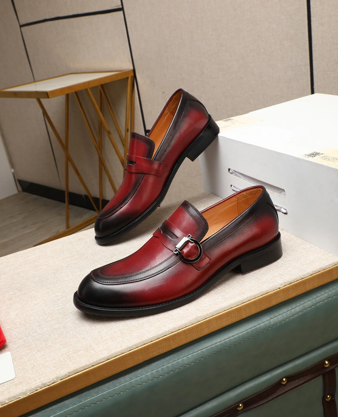 Men's shoes 💰560 📛📛(water-dyed cow lining) Salvatore Ferragamo high-end (Salvatore Ferragamo) is the world's top luxury footwear brand. It comes from the fashion kingdom of Italy. It is famous all over the world for its traditional handmade design and novel styles... 🚶🏻🚶🏻New suit shoes are available simultaneously at the counter. This model is made of pure handmade imported Italian calfskin fabric ➕soft water-dyed cowhide lining Original authentic outsole🌀🌀Size: 38➖44 (45 46 customized)